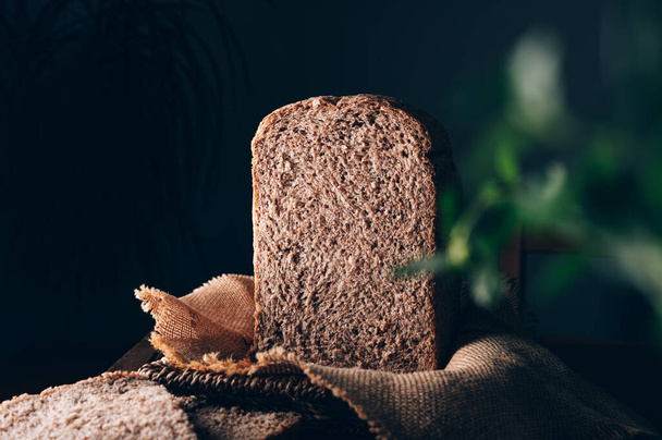 Pão integral caseiro fatiado. Cozinhar facilmente na máquina de pão de pão saudável de farinhas alternativas em casa - Foto, Imagem