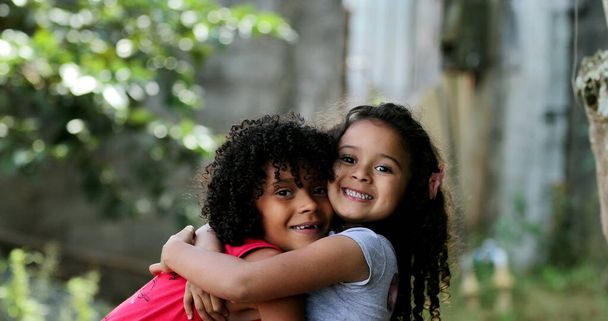 Dzieci przytulające miłość i uczucie. Mieszana rasa zróżnicowana etnicznie - Zdjęcie, obraz