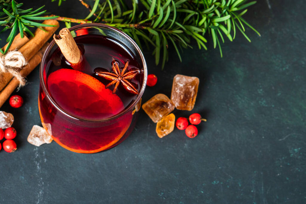 Gluhwein édes meleg meleg Meleg vörös Bor vagy puncs tea bögrében pohár üveg fűszerek citrus aromás fahéj csillag ánizs német hagyomány téli karácsonyi piac ital ital szilveszteri fesztivál - Fotó, kép