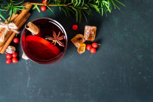Gluhwein tatlı sıcak sıcak kırmızı şarap ya da bardak bardakta çay, narenciye aromalı tarçın yıldızı anason Alman geleneği kışın Noel içeceği yeni yıl bayramı festivali için içecek. - Fotoğraf, Görsel