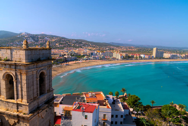 Peniscola Ισπανία πόλη και θέα στη θάλασσα Costa del Azahar βόρεια της Βαλένθια και νότια του τουριστικού προορισμού Tarragona - Φωτογραφία, εικόνα