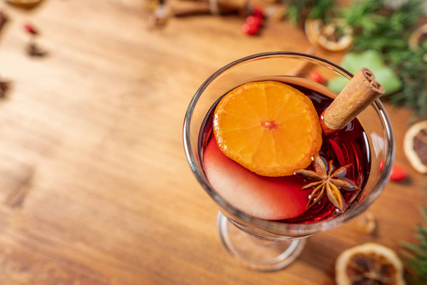 Gluhwein édes meleg meleg Meleg vörös Bor vagy puncs tea bögrében pohár üveg fűszerek citrus aromás fahéj csillag ánizs német hagyomány téli karácsonyi piac ital ital szilveszteri fesztivál - Fotó, kép