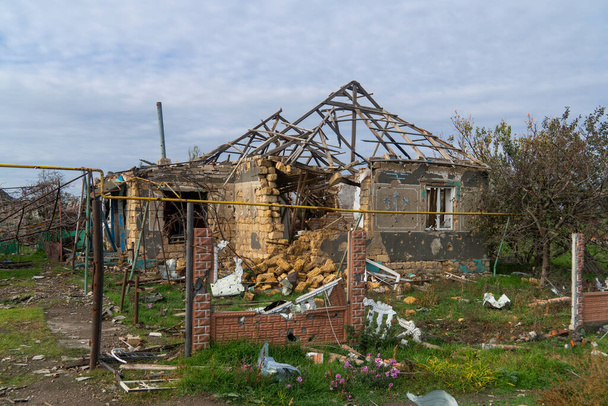 ウクライナでの戦争。2022年-ロシアのウクライナ侵攻。田舎だ。貝で破壊された家。インフラの破壊。民間人の恐怖。戦争犯罪 - 写真・画像