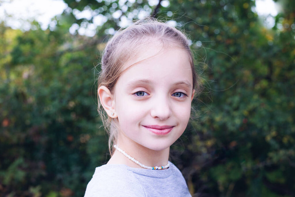 Avrupalı bir kız tatlı tatlı gülümser. Güzel kız mutlu. Yaz - Fotoğraf, Görsel