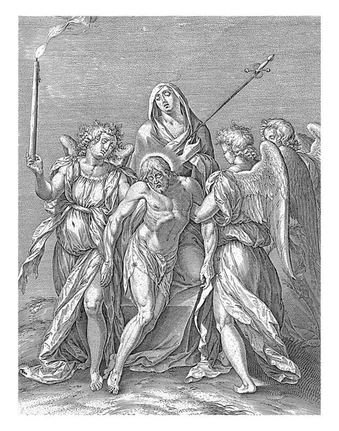Maria rouwt om haar zoon Christus. Er is een zwaard in haar borst gestoken. Drie engelen dragen het lichaam van Christus. - Foto, afbeelding