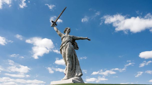 Estatua "La Patria llama" (Rodina-Mat ') en la colina Mamaev en Volgogrado, Rusia. Cielo azul con nubes en el fondo. - Foto, imagen