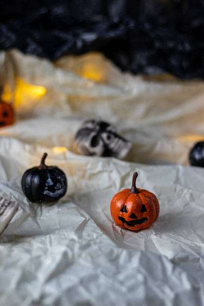 kosár tele sütőtök Halloween, Halloween koncepció, Halloween vásárlás - Fotó, kép