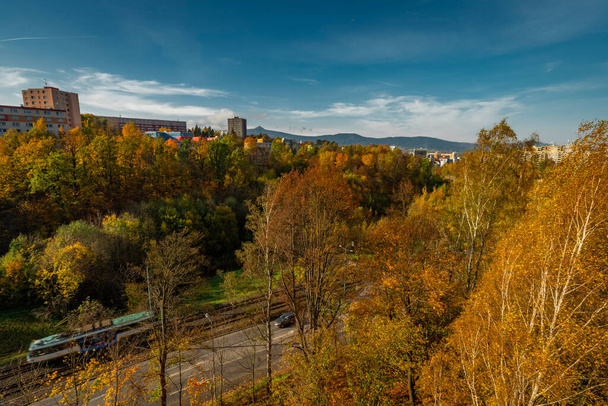 Autunno giorno luce di colore fresco nella città di Liberec nel nord della Boemia - Foto, immagini