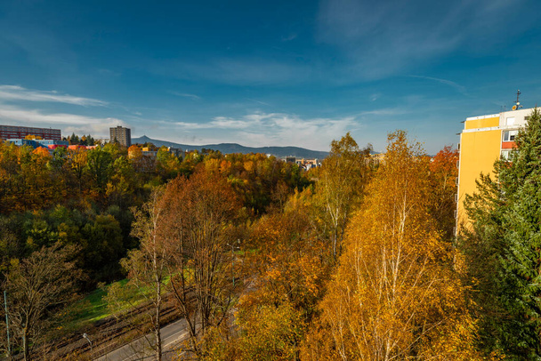 Autunno giorno luce di colore fresco nella città di Liberec nel nord della Boemia - Foto, immagini