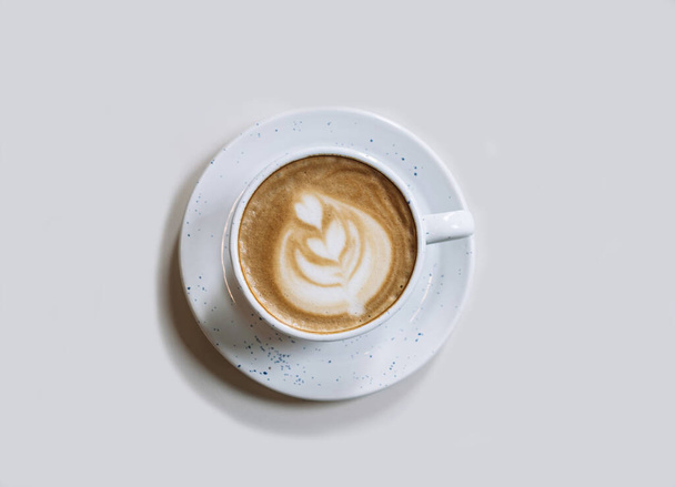 Tazza di caffè latte su sfondo chiaro tonalità platino. Mattina concetto di colazione o di tempo trascorso in piacere.  - Foto, immagini