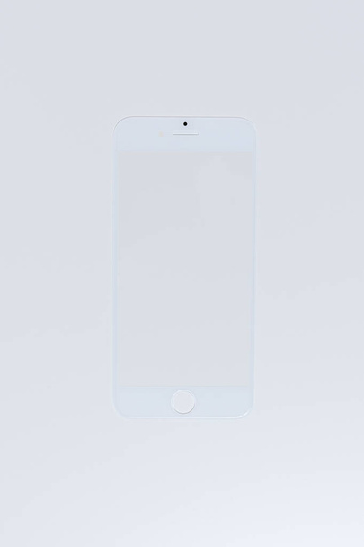 Beyaz izole edilmiş arkaplanda telefon tamir ekranı - Fotoğraf, Görsel