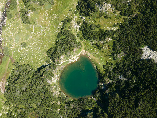 Increíble paisaje aéreo de Pirin Mountain cerca del lago Fish Banderitsa, Bulgaria - Foto, imagen