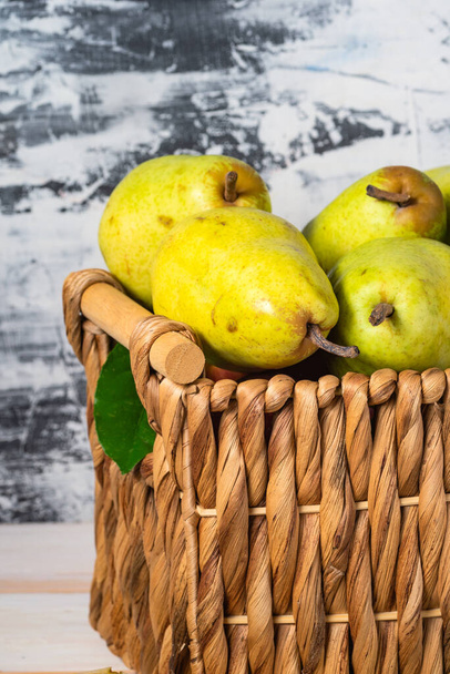 fresh pears from our own garden in a wicker basket. Home harvest, fresh picked organic fruits. Space for text. - Foto, imagen