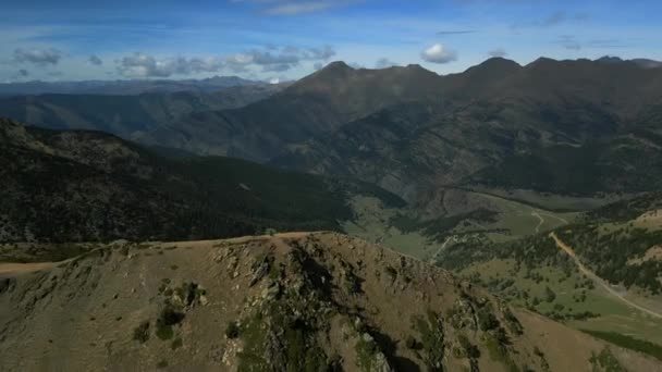 Strzał z powietrza w górskiej dolinie w środku Pirenejów, Andora. Wysokiej jakości materiał 4k - Materiał filmowy, wideo