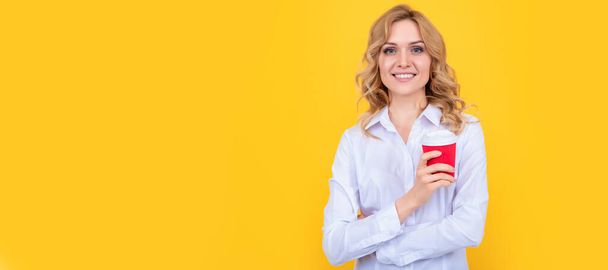 mujer rubia positiva con taza de café sobre fondo amarillo. Retrato de cara aislada mujer, pancarta con espacio de copia simulada - Foto, Imagen