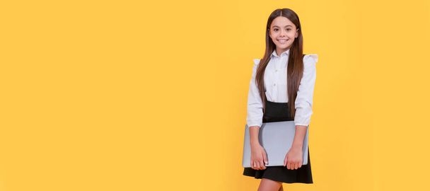 fröhliches Kind in Schuluniform mit Laptop, Schule. - Foto, Bild