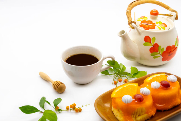 гаряча кава еспресо з апельсиновим тортом десерт закуска аранжування плоский стиль на фоні білого
  - Фото, зображення