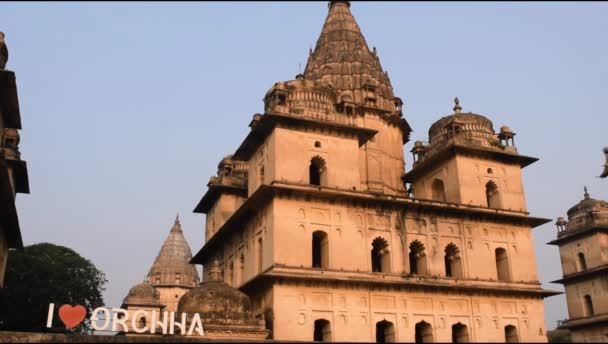 Reggeli kilátás Royal Cenotaphs Chhatris Orchha, Madhya Pradesh, India, Orchha elveszett város India, indiai régészeti lelőhelyek - Felvétel, videó