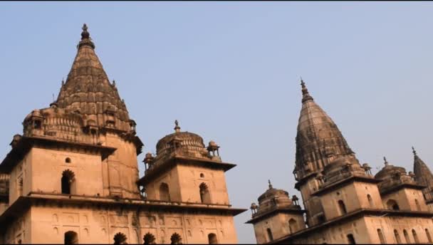 Vista matutina de los Cenotafios Reales Chhatris de Orchha, Madhya Pradesh, India, Orchha la ciudad perdida de la India, sitios arqueológicos indios - Metraje, vídeo