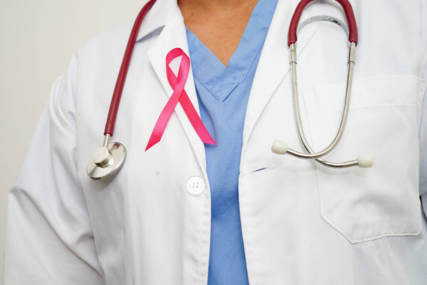 Femme asiatique médecin avec ruban rose, Journée mondiale du cancer du sein à Octobre. - Photo, image
