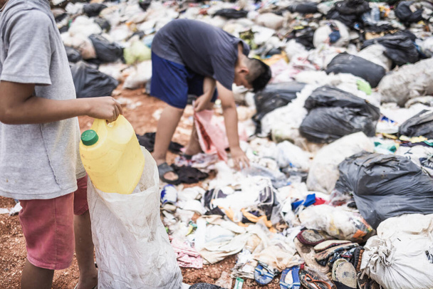 Fakir çocuklar satmak için çöp topluyor, çocuk işçiler, yoksulluk. - Fotoğraf, Görsel