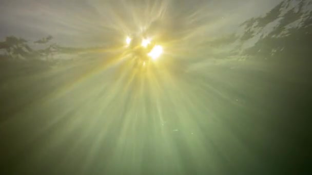 Hintergrund mit Strahlen, die durch das Wasser kommen - Filmmaterial, Video