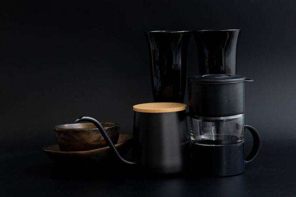 Lähikuva tippuva kahvi vedenkeitin, ja kupari keraaminen kahvi kuppi - Valokuva, kuva