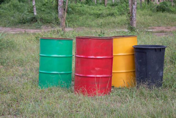 Colorido barril de metal de la basura en el parque - Foto, imagen
