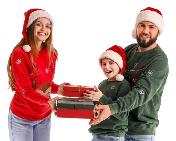 Fiatal nő köszönti a férjét és a kisfiát karácsonyi ajándékokkal fehér alapon - Fotó, kép