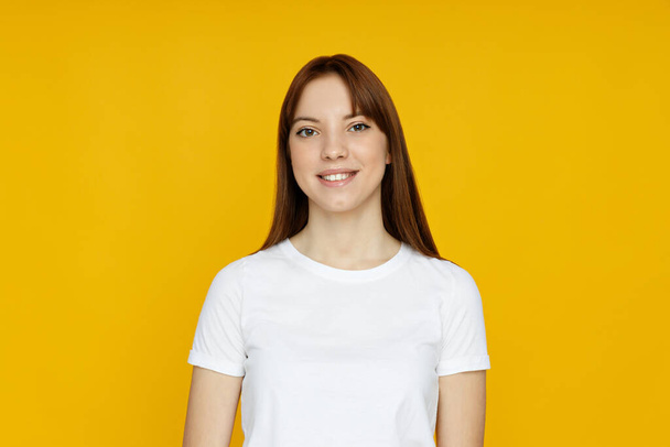 Концепция людей, молодая женщина на желтом фоне - Фото, изображение