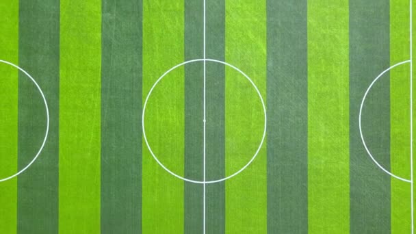 Luftaufnahme eines nagelneuen Kunstrasen-Fußballfeldes - Filmmaterial, Video