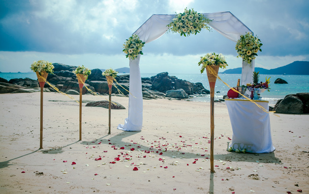 Cérémonie exotique mariage arc de style européen sur la plage tropicale
 - Photo, image