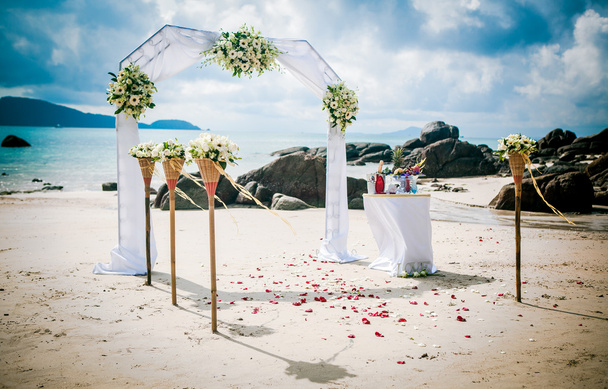 Экзотическая церемония венчания арка европейского стиля на тропическом пляже
 - Фото, изображение