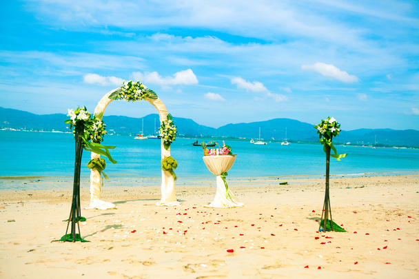 Egzotyczne ceremonii ślubu Europejskiego stylu łuk na tropikalnej plaży - Zdjęcie, obraz