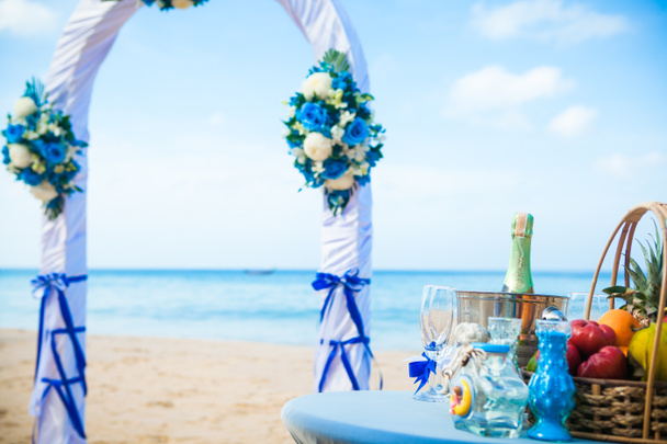 Арка на пляже экзотическая европейская свадебная церемония на берегу океана
 - Фото, изображение