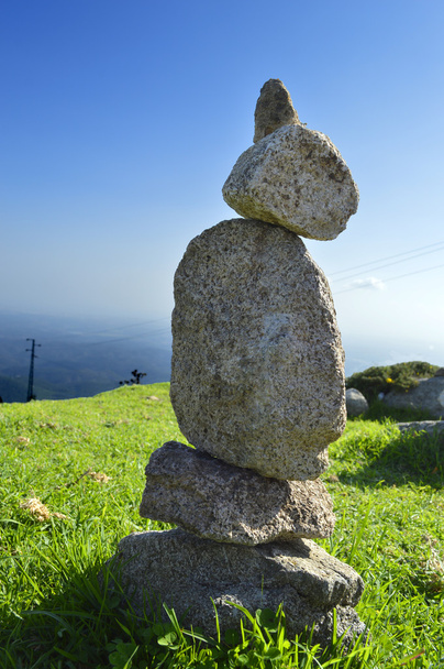 Pierres équilibrage au sommet de Folia la plus haute montagne de l'Algarve, Portugal
 - Photo, image