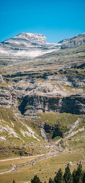 Cascada de cola de caballo y pico de alta montaña en la cordillera de los Pirineos - Foto, imagen