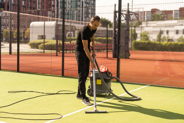 man with vacuum cleaner for the tennis court. - Foto, Imagem