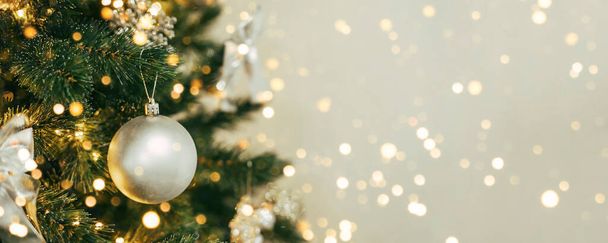 Χριστουγεννιάτικο φόντο πανό. Χριστουγεννιάτικο δέντρο με χριστουγεννιάτικη διακόσμηση. Μεγάλο πανό για σχεδιασμό. - Φωτογραφία, εικόνα