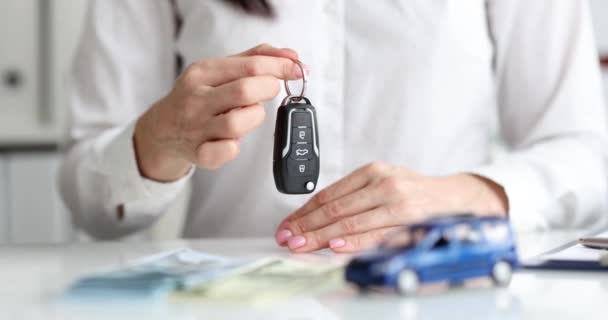 Sprzedawca samochodów przekazuje klucz do samochodu klientowi. Koncepcja zakupu i wynajmu pojazdów - Materiał filmowy, wideo