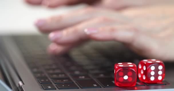 コンピュータのキーボードとダイスの人のタイプ。オンラインギャンブルの概念 - 映像、動画