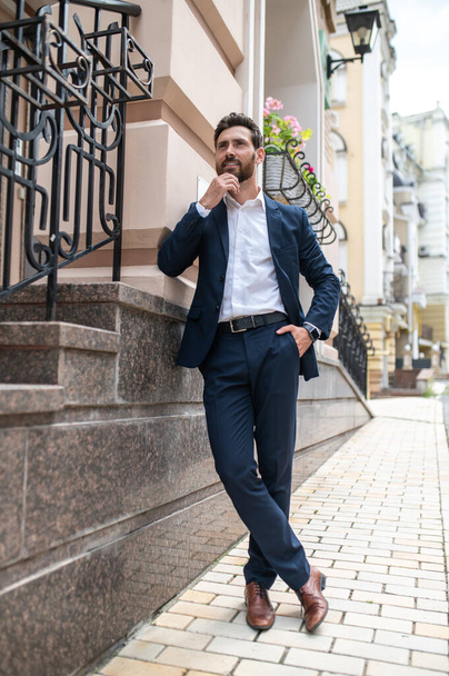 City life. Good-looking young businessman in the city street - Foto, Imagem