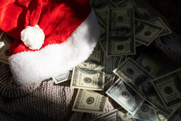 Санта Клауса капелюх на гроші американських сто купюри - горизонтальний. - Фото, зображення
