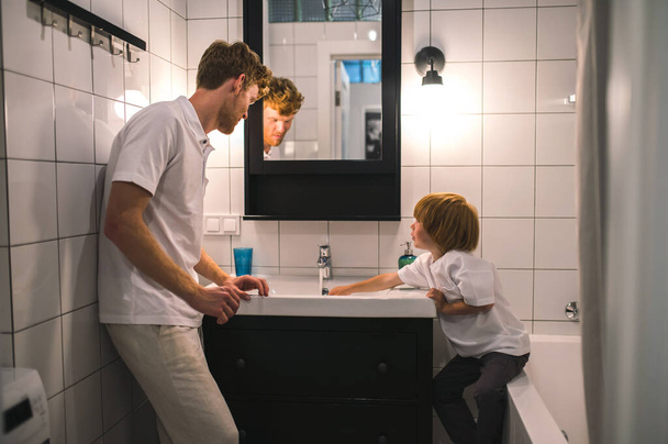 Morning procedures. Dad and son in the batheroom getting ther morning procedures done - Foto, Imagem