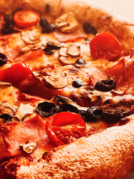 Pizza capriciosa v pizzerii, jídlo pozadí close-up - Fotografie, Obrázek