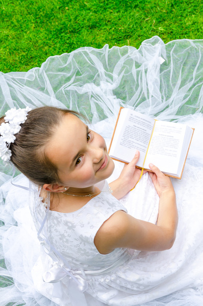 Mädchen liest erste heilige Kommunion - Foto, Bild