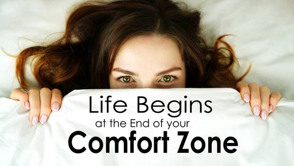 La vie commence à la fin de votre zone de confort. Le visage d'une femme sous une couverture. Concept. Le désir de se cacher de la peur tout en restant inactif. Motivation - Photo, image