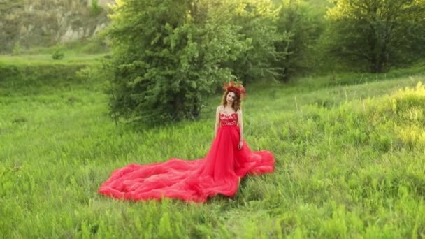 Mooie vrouw heks in lange rode jurk hoepel bloemen, outdoor, Santa Muerte carnaval Halloween, Allerheiligen dag, Halloween eng concept, - Video