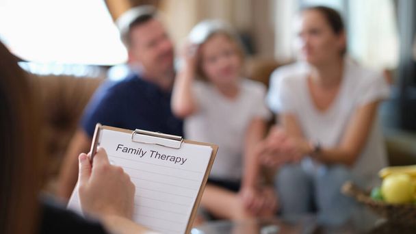 Nahaufnahme eines Psychologen bei einer Psychotherapie-Sitzung mit der Familie im Büro. Psychologie und Familientherapiekonzept - Foto, Bild