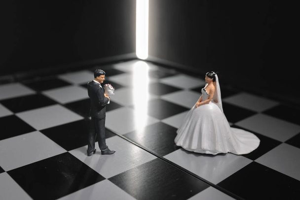 figura de Novia y novio en tablero de ajedrez - Foto, Imagen